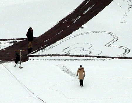 北京理工大學學子雪地中嬉戲